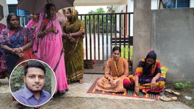 বাগেরহাটে চিকিৎসক স্ত্রীর অনশন, স্বামীর বিরুদ্ধে পরকীয়ার অভিযোগ