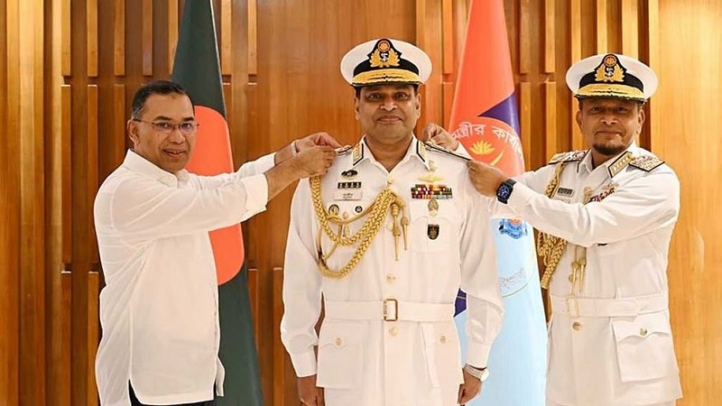 নতুন নৌপ্রধানকে র‌্যাঙ্ক ব্যাজ পরালেন প্রধানমন্ত্রী