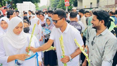 এইচএসসি পরীক্ষার্থীদের জন্য ছাত্রদলের ফুল ও পানি বিতরণ কর্মসূচি