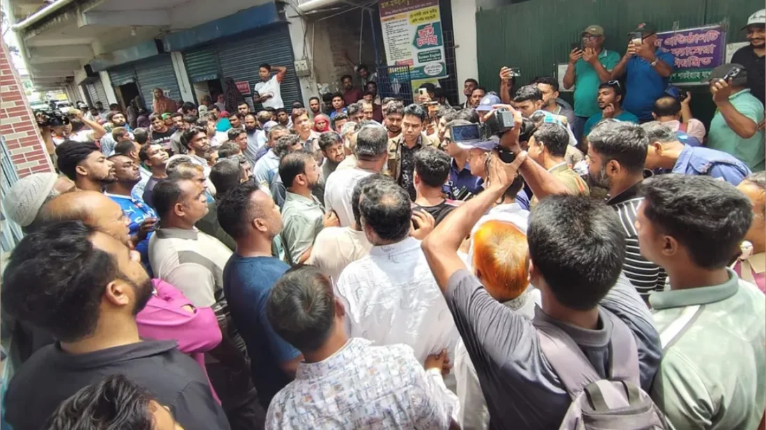 যশোর-৪ আসনের জামায়াতের এমপির বাড়ি ভাঙচুর, মহাসড়ক অবরোধ