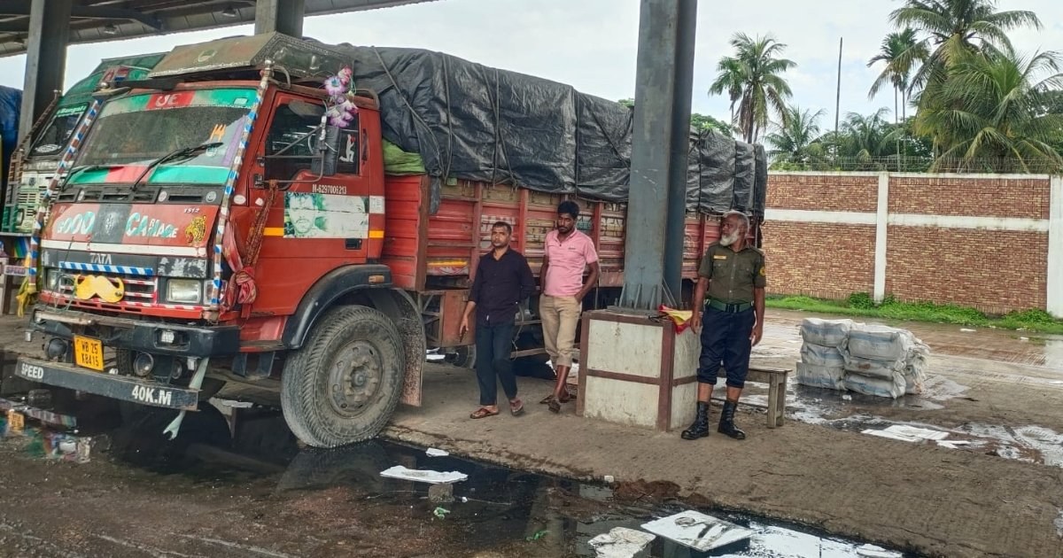 বেনাপোল বন্দরে মিথ্যা ঘোষণায় ১২ কার্টন ভারতীয় ইলিশ জব্দ