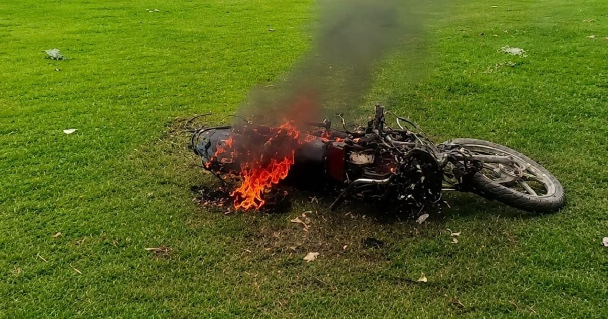 নওগাঁয় শিক্ষার্থীকে মারধরের অভিযোগে প্রধান শিক্ষকের গাড়ি ভাঙচুর, বিদ্যালয়ে তালা