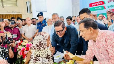 রূপগঞ্জে দরিদ্র নারীদের জন্য সেলাই মেশিন বিতরণ