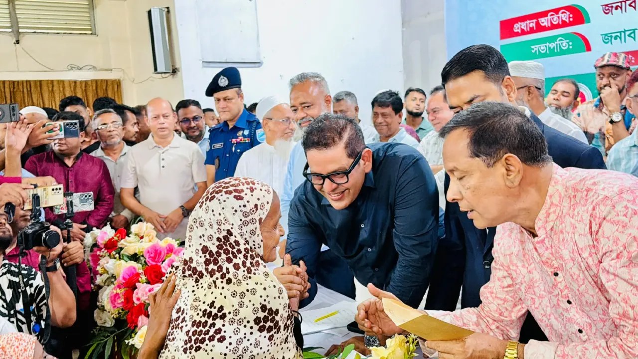 রূপগঞ্জে দরিদ্র নারীদের জন্য সেলাই মেশিন বিতরণ