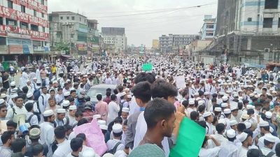টঙ্গীতে শিক্ষার্থীদের সড়ক অবরোধ, ঢাকা-ময়মনসিংহ মহাসড়কে দীর্ঘ যানজট