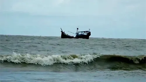 বঙ্গোপসাগরে ট্রলারডুবি: ৮ জনকে উদ্ধার, নিখোঁজ ৫