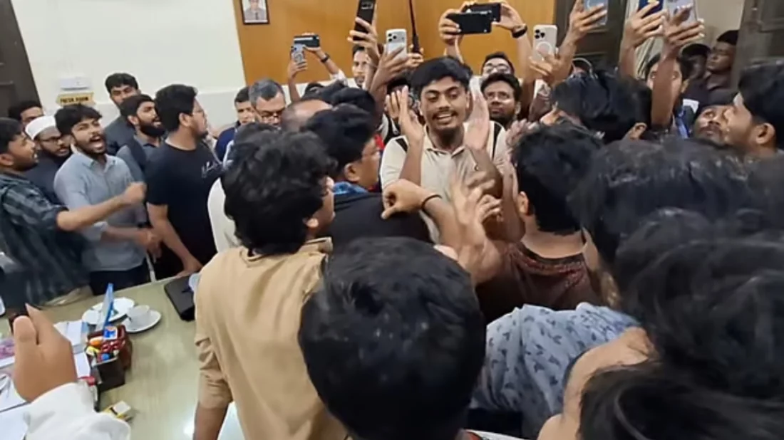 ‘সমকামী কর্মকাণ্ডের’ তদন্ত: শহীদুল্লাহ হলে শিবির-ছাত্রদলের সংঘর্ষ, পাল্টাপাল্টি অভিযোগ