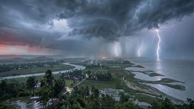ছয় অঞ্চলে ঝড়-বৃষ্টির পূর্বাভাস, নদীবন্দরকে ১ নম্বর সতর্ক সংকেত