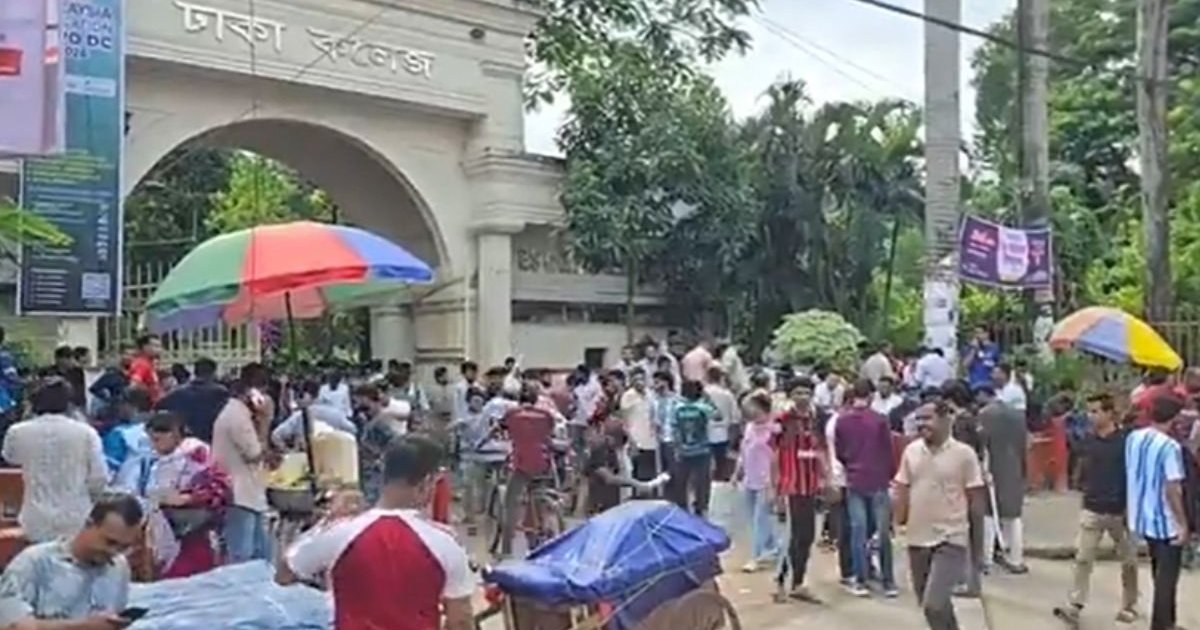ঢাকা কলেজে ছাত্রদল ও ছাত্রশিবিরের মধ্যে সংঘর্ষ, আহত কয়েকজন