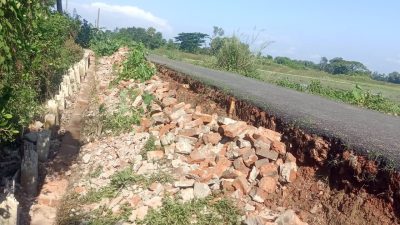ফেনীর রাস্তা ও গার্ডওয়াল ধসে পড়ার ঘটনায় ক্ষোভ প্রকাশ স্থানীয়দের