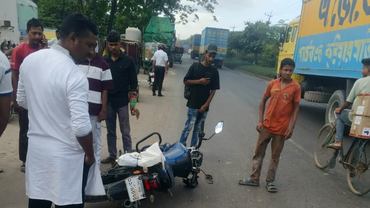 সীতাকুণ্ডে অটোরিকশাকে বাঁচাতে গিয়ে মোটরসাইকেল আরোহীর মৃত্যু