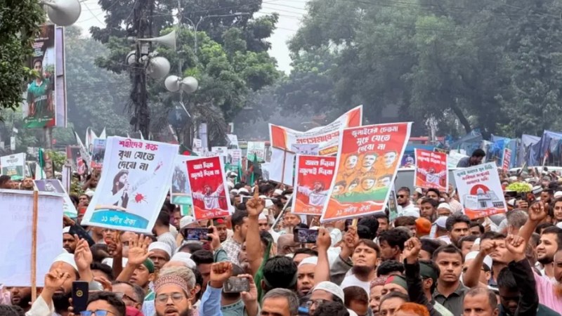 ১১ দলীয় ঐক্যের গণসমাবেশ শুরু, বৃষ্টিতে ভিজে নেতাকর্মীদের উপস্থিতি