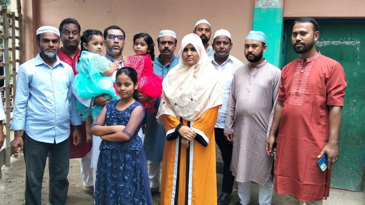 নিহত আইনজীবী শান্তর পরিবারের পাশে জেলা আইনজীবী সমিতি
