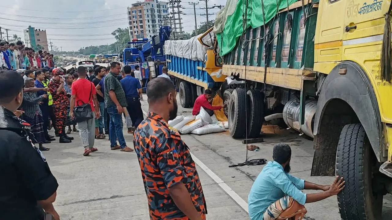 বগুড়ায় ট্রাক দুর্ঘটনায় নিহত ৩, আহত ৩