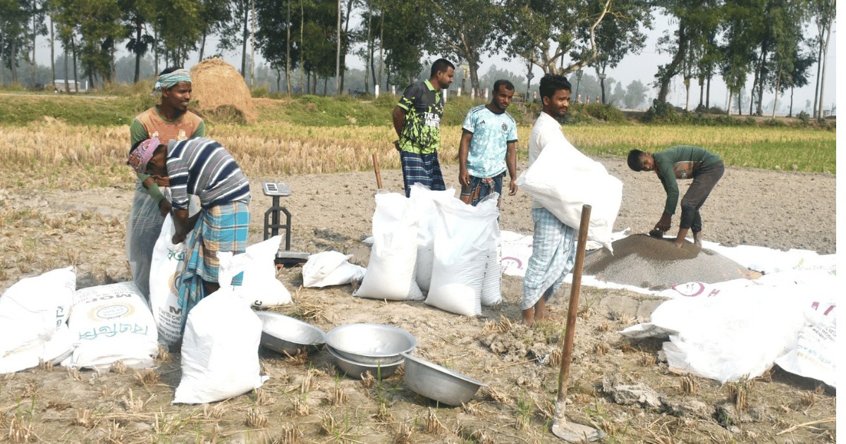 জয়পুরহাটে কৃষকদের অভিযোগ, সার বিক্রিতে অতিরিক্ত দাম নেওয়া হচ্ছে