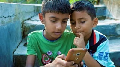 শিশুদের সোশ্যাল মিডিয়া ব্যবহারে অভিভাবকদের করণীয়