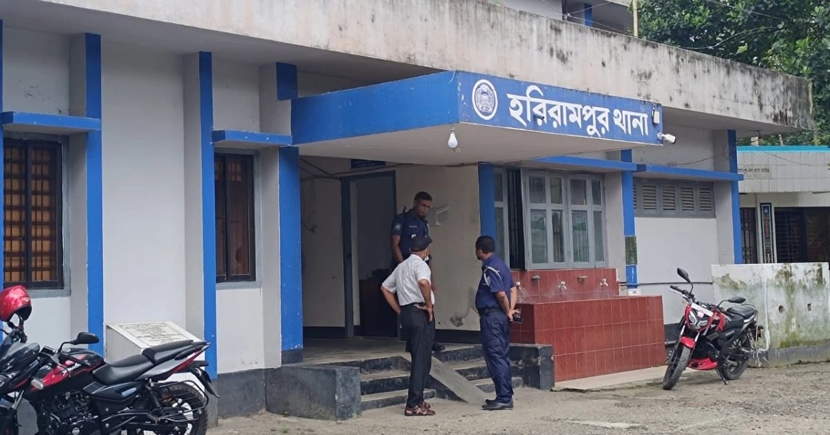 প্রেমঘটিত অভিযোগের তদন্তে আটক যুবক পুলিশের গাড়ি থেকে পালালেন