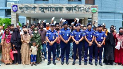 সিরাজগঞ্জে ৫৩ হারানো মোবাইল ফোন উদ্ধার, মালিকদের হাতে হস্তান্তর
