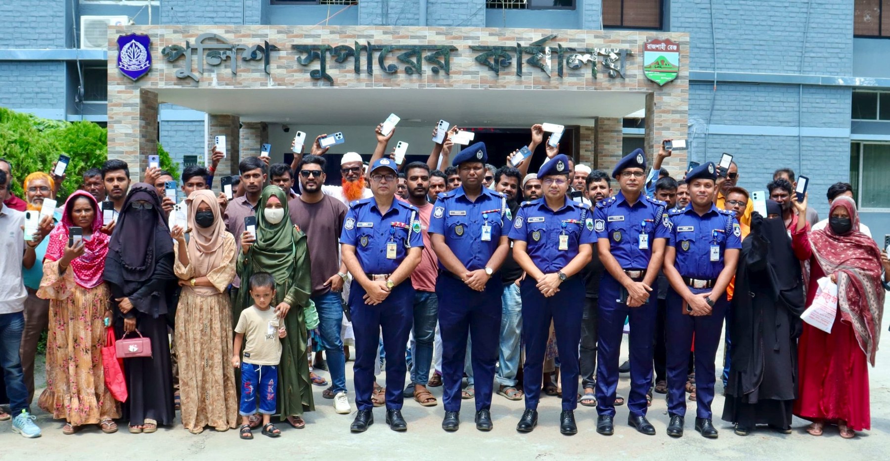 সিরাজগঞ্জে ৫৩ হারানো মোবাইল ফোন উদ্ধার, মালিকদের হাতে হস্তান্তর