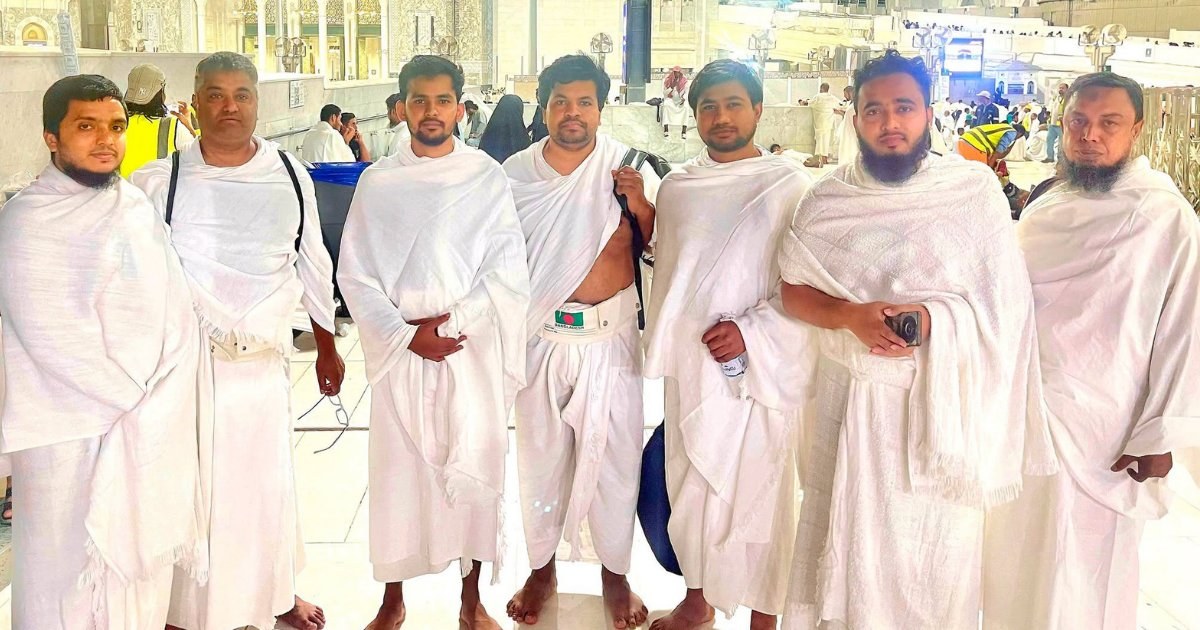 আসিফ মাহমুদ ওমরাহ পালন করতে মক্কায় পৌঁছেছেন