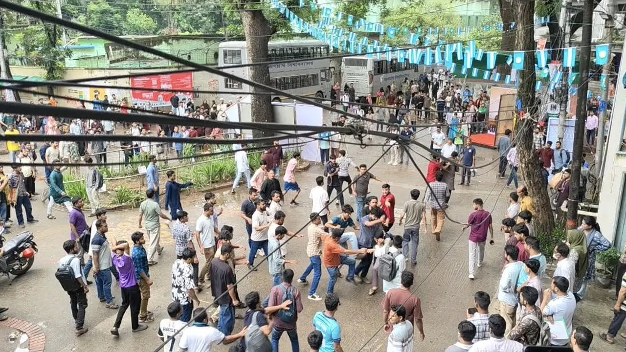 জবি ক্যাম্পাসে সংঘর্ষ, ভিপি ও জিএসকে বের করে দিল ছাত্রদল