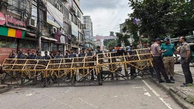 আলিয়া মাদরাসায় প্রবেশের রাস্তায় পুলিশের ব্যারিকেড