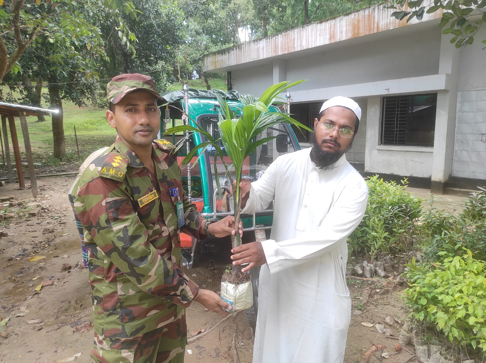 সবুজায়নে সেনাবাহিনীর ব্যতিক্রমী উদ্যোগ, খাগড়াছড়িতে ৩৫ হাজার চারা বিতরণ