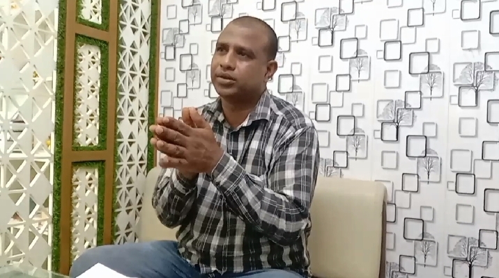 সংবাদ সম্মেলনে অনাকাঙ্ক্ষিত ভুলের জন্য সাংবাদিকদের কাছে ক্ষমা চাইলেন চিলমারীর পিআইও অফিসের কর্মচারী