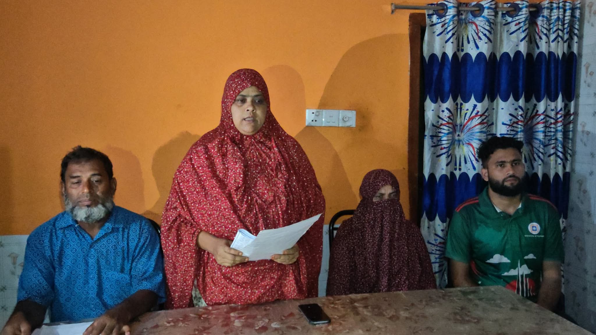 ফুলবাড়ীতে পৈত্রিক পুকুরে অবৈধ মাছ শিকার, প্রতিকার চেয়ে গৃহবধূর সংবাদ সম্মেলন