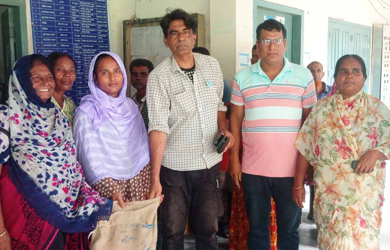 পাঁচবিবির অসহায় নারীর মাঝে বিনামূল্যে পুষ্টিকর চাল বিতরণ