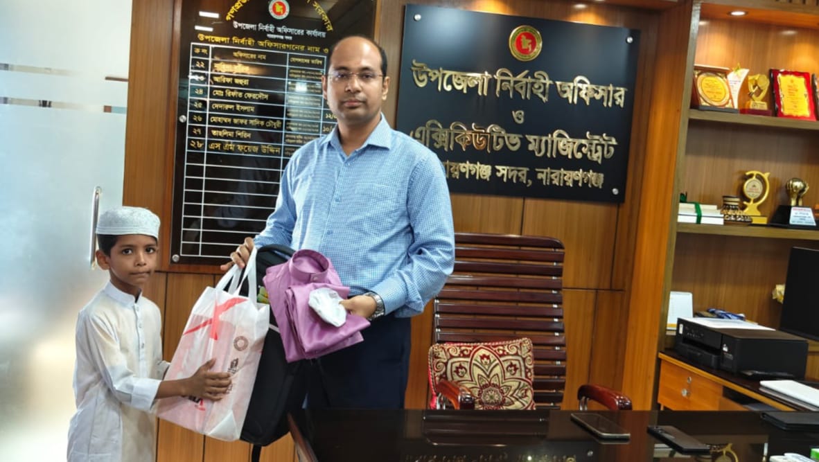 অসচ্ছল মাদ্রাসা ছাত্রের পাশে দাঁড়ালেন নারায়ণগঞ্জ সদর উপজেলা প্রশাসন