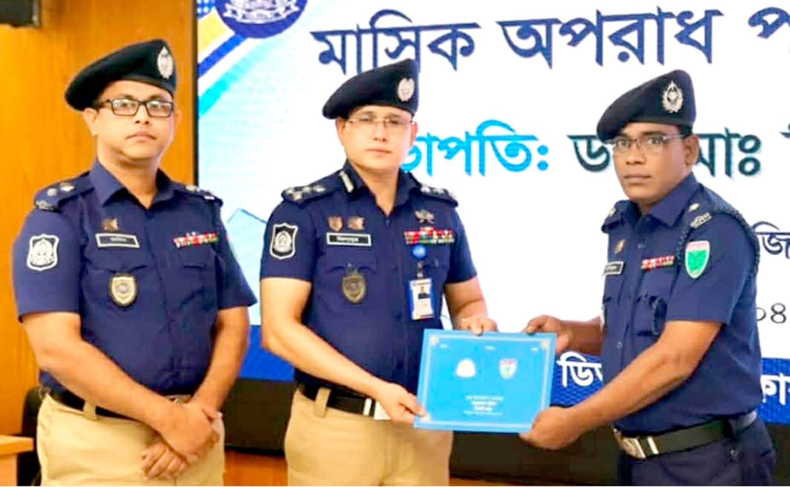 সিলেট রেঞ্জের মধ্যে শ্রেষ্ট অফিসার হিসেবে সম্মাননাপত্র গ্রহন করেন দিরাই থানার ওসি আমিনুল ইসলাম
