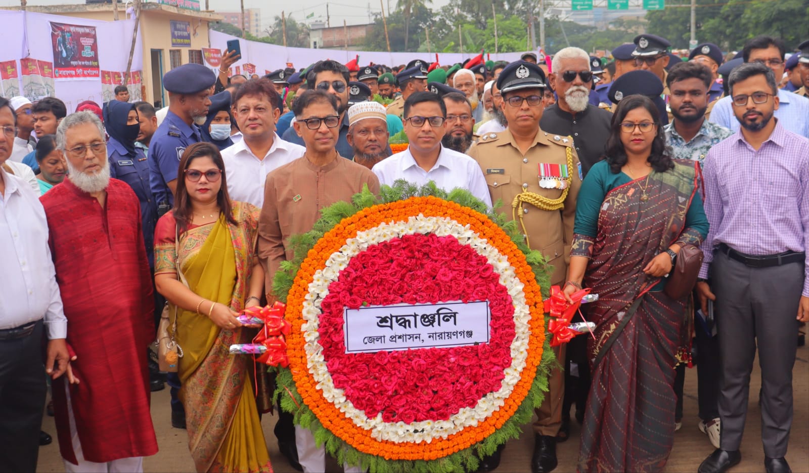 হাজীগঞ্জে জুলাই স্মৃতিস্তম্ভে শহীদদের প্রতি শ্রদ্ধা নিবেদন ও  পুষ্পার্পণ