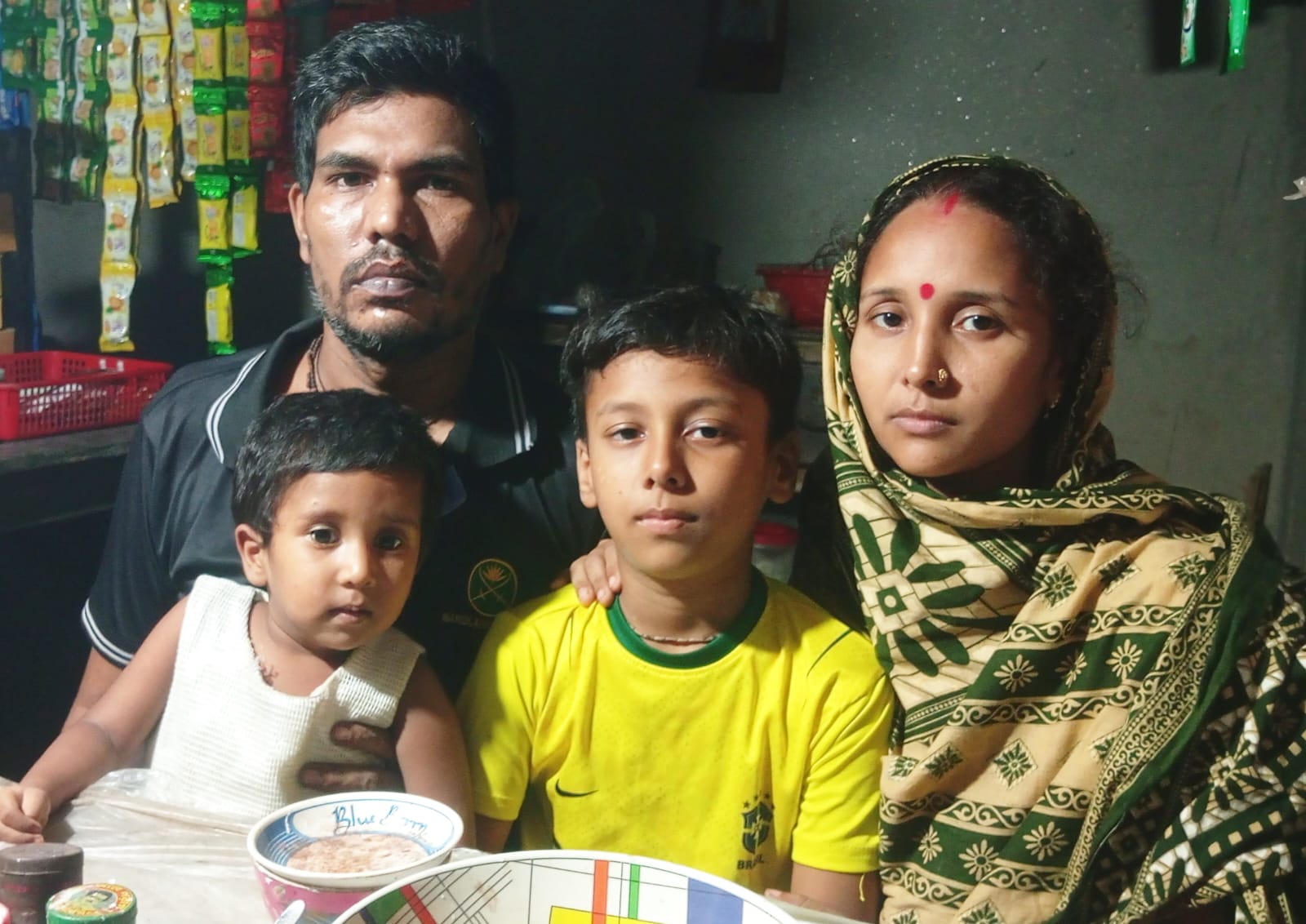 অসুস্থ স্বামী সন্তান নিয়ে দিশেহারা স্ত্রী