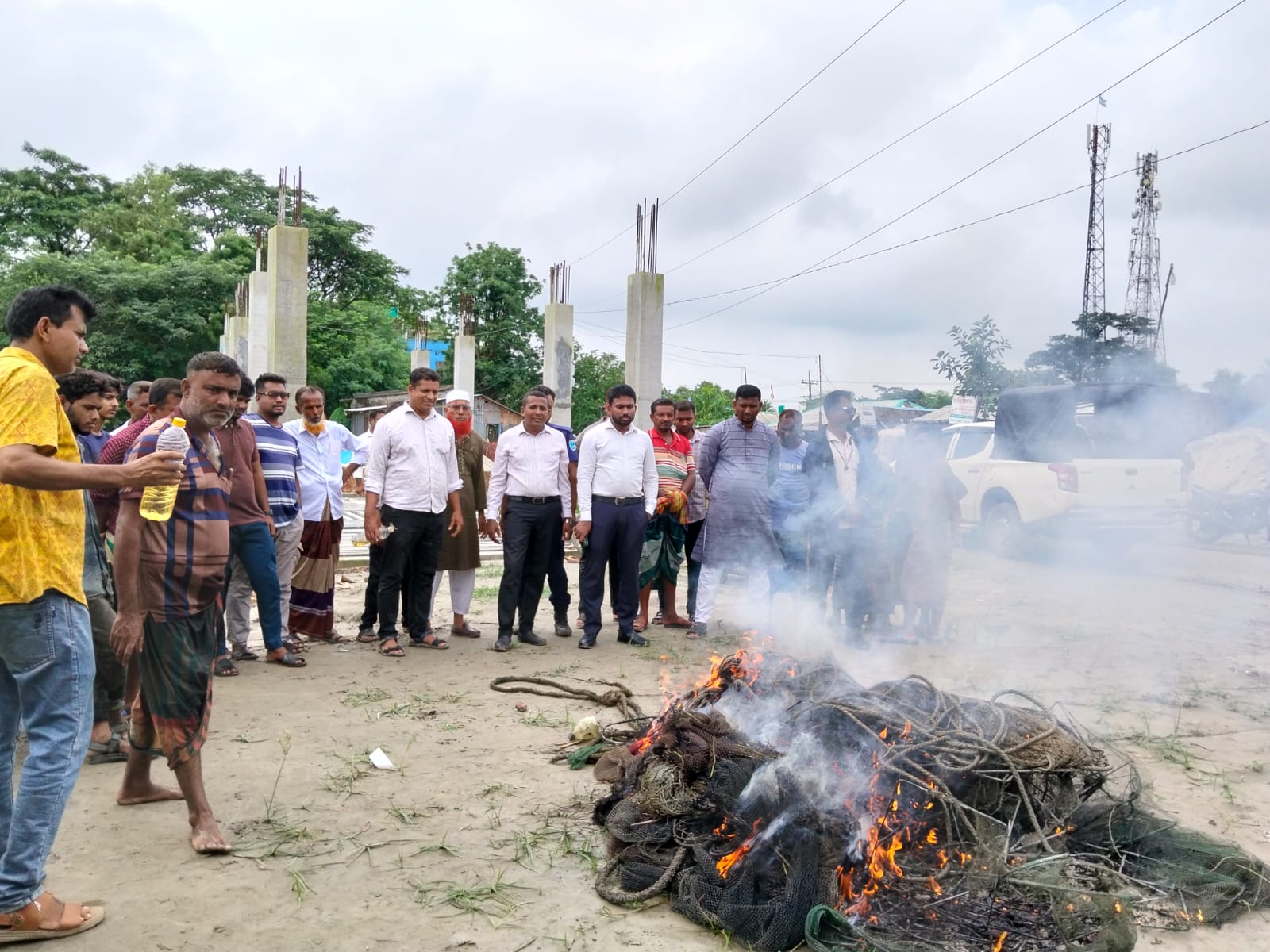ডুমুরিয়ায় ঘ্যাংরাইল নদীতে অবৈধ বাঁধ ও নেট-পাটার বিরুদ্ধে অভিযান: ১০টি বাঁধ ও নিষিদ্ধ জাল ধ্বংস