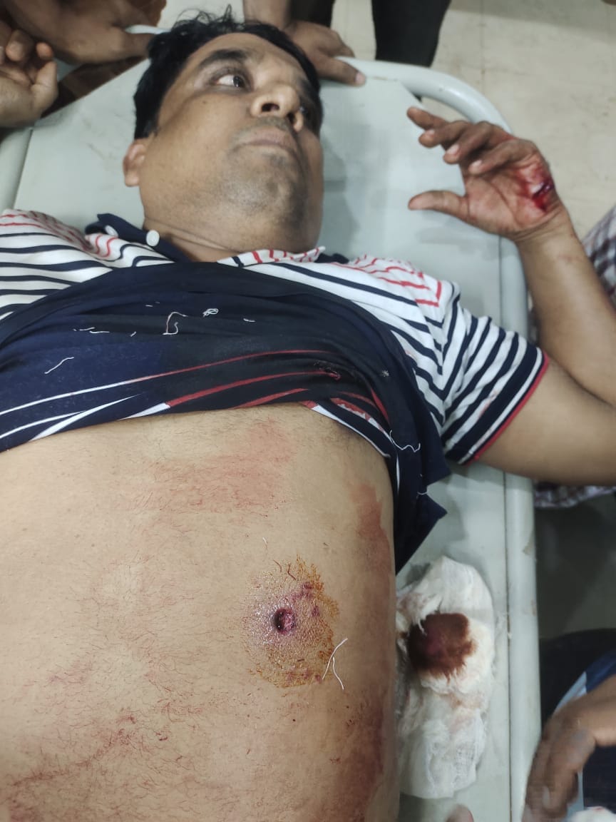 নোয়াখালীর চৌমুহনীতে বিএনপি নেতাকে গুলি ;  লাগল সহযোগীর বুকে