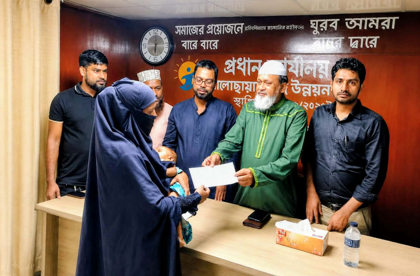 আলোছায়া সমাজ উন্নয়ন সংস্থার উদ্যোগে অসহায় মানুষের মাঝে আর্থিক সহায়তা