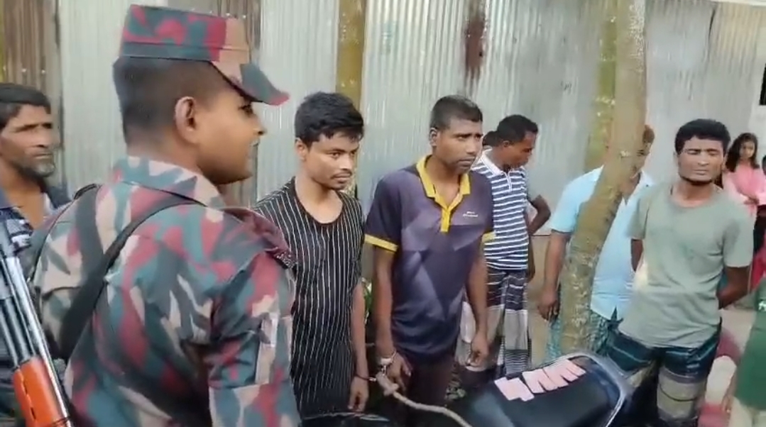 শাংকার চওড়ায় ৭০ পিস টাপেন্টাডলসহ দুই যুবক এলাকাবাসীর হাতে আটক, বিজিবির কাছে হস্তান্তর