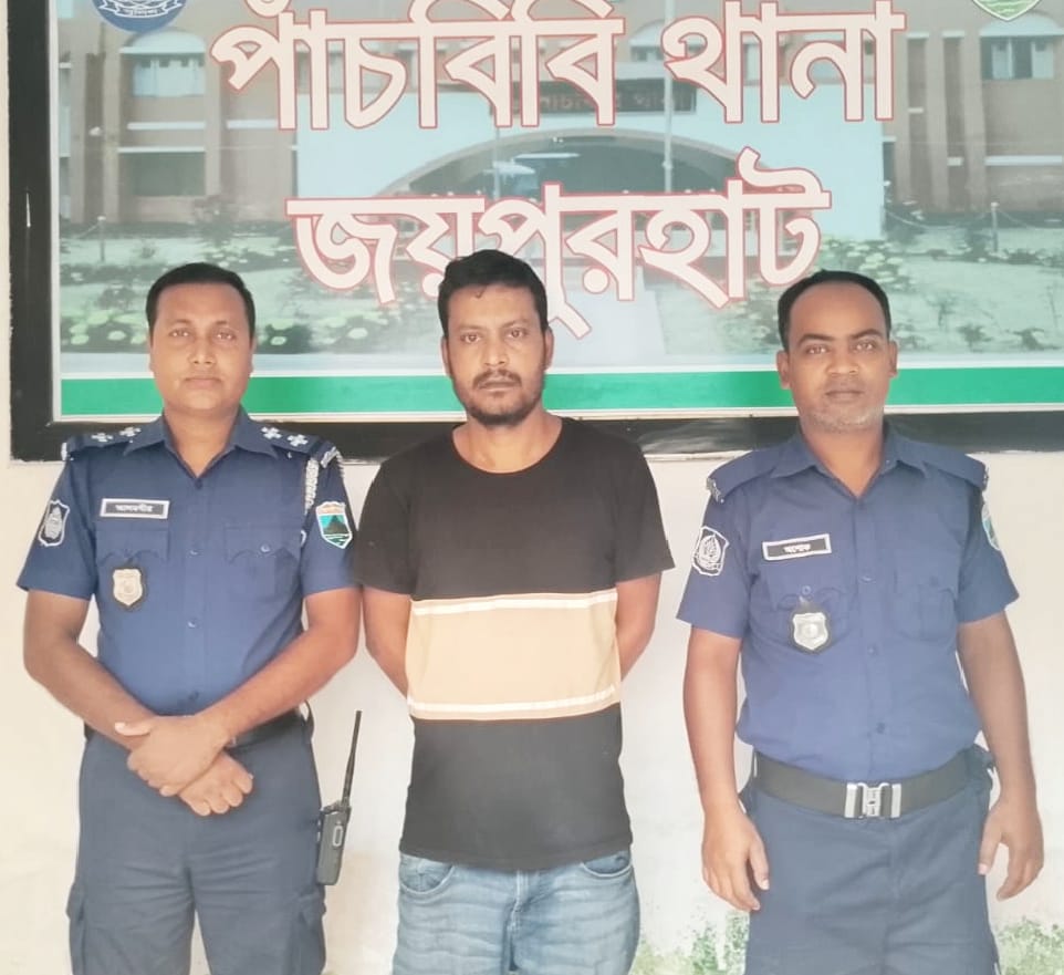 ওসি পাকড়াও করে ইয়াবা ব্যবসায়ীকে