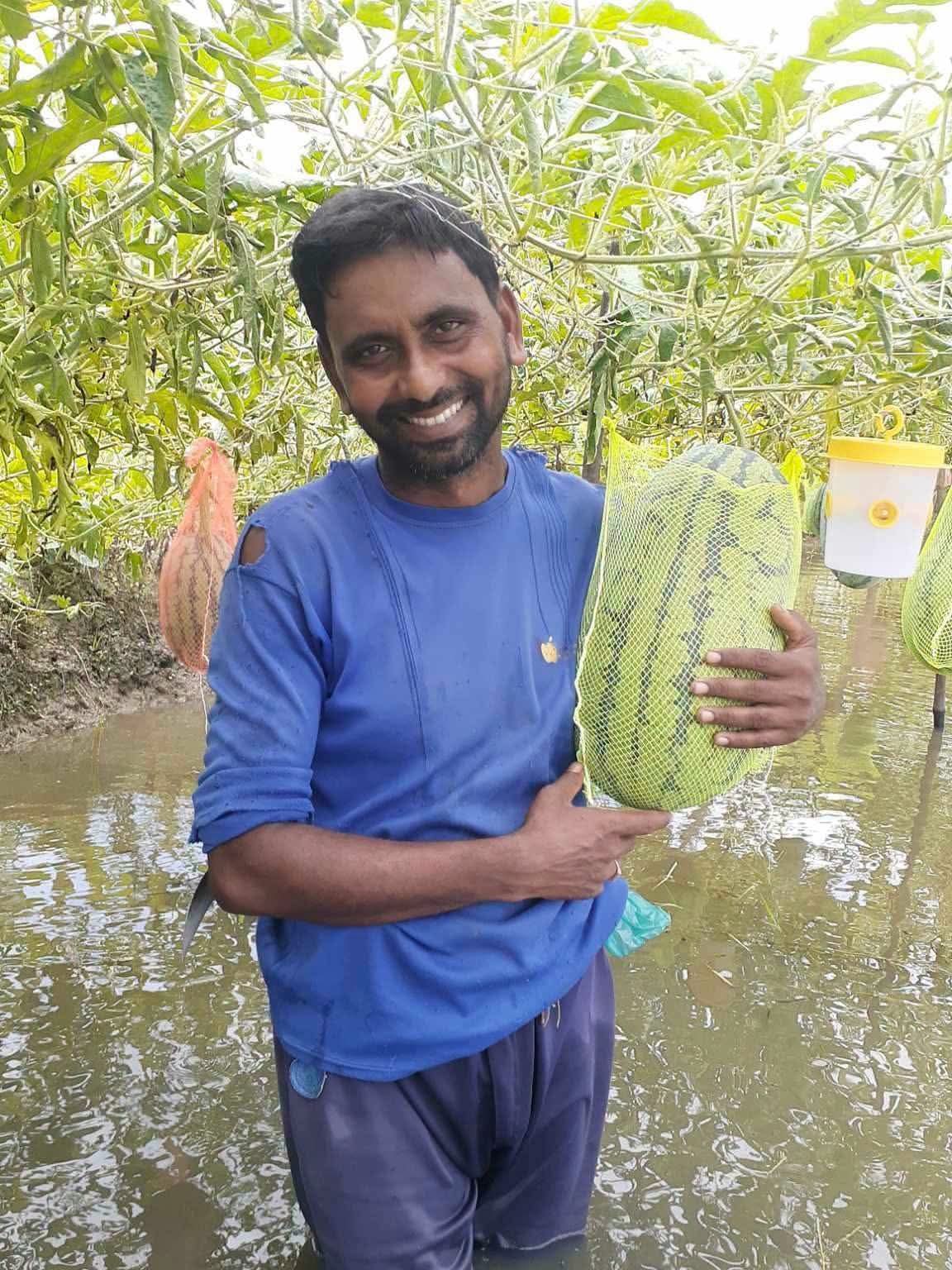অসময়ের তরমুজে ডুমুরিয়ায় সফলতা: কৃষক মৃত্যুঞ্জয়ের মুখে প্রাপ্তির হাসি