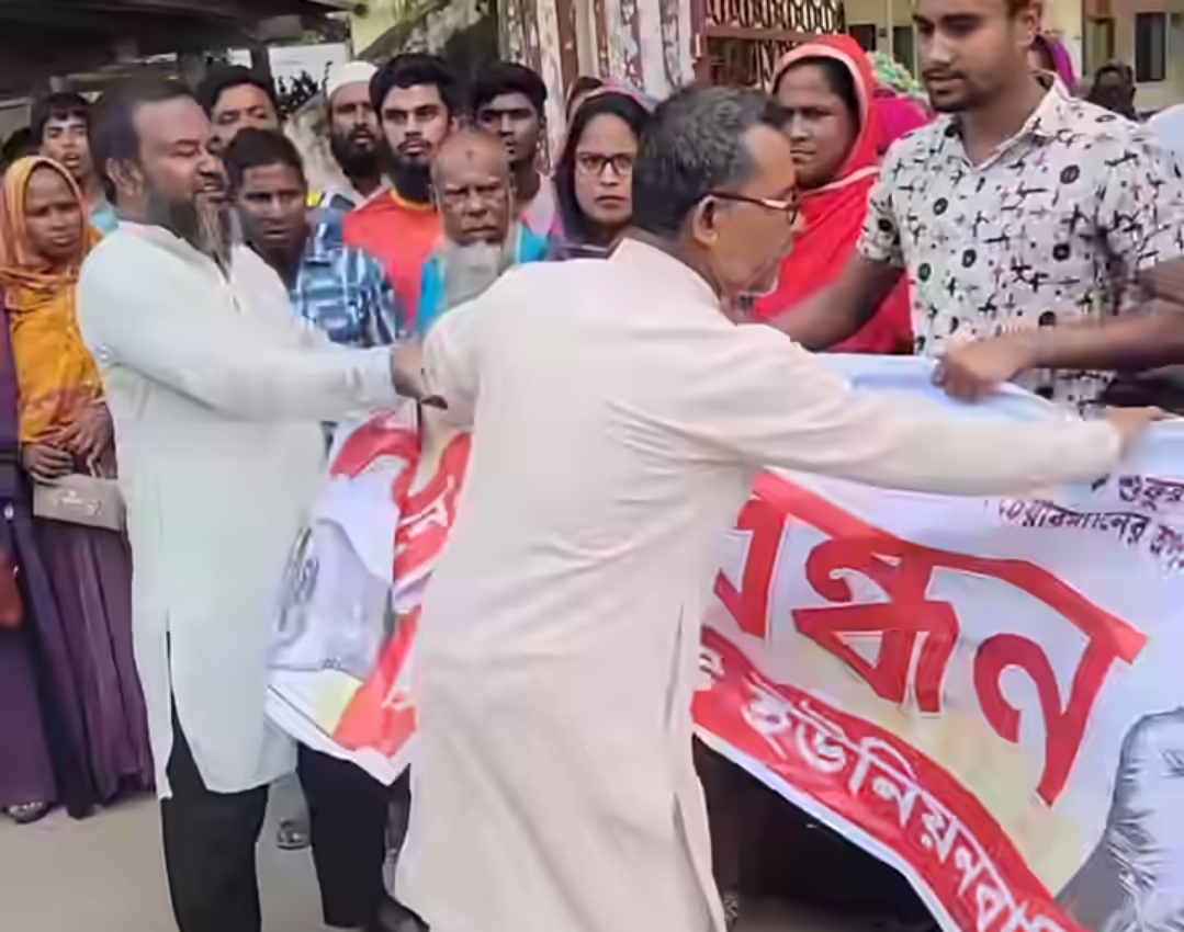 সরকারি বরাদ্দ আত্মসাতের অভিযোগ ও প্যানেল চেয়ারম্যানের অপসারণ দাবি, মানববন্ধনে বাধা