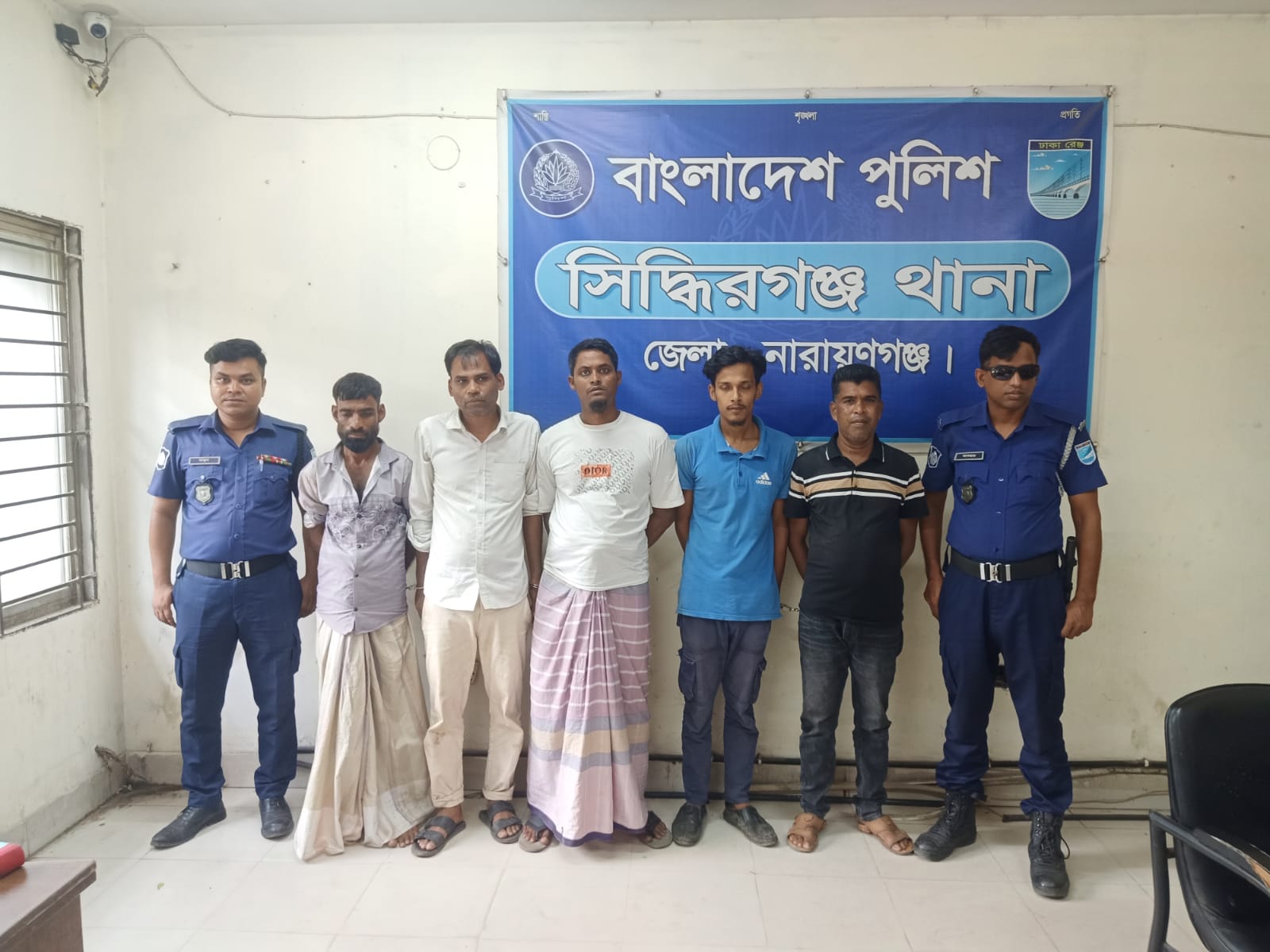 সিদ্ধিরগঞ্জে পুলিশের অভিযানে মাদকসহ গ্রেফতার ৫ জন