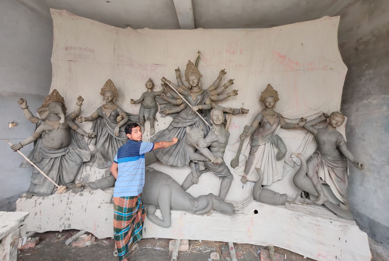 ডুমুরিয়ার টিপনা পাল পাড়ায় ব্যতিক্রমী দুর্গোৎসবের প্রস্তুতি