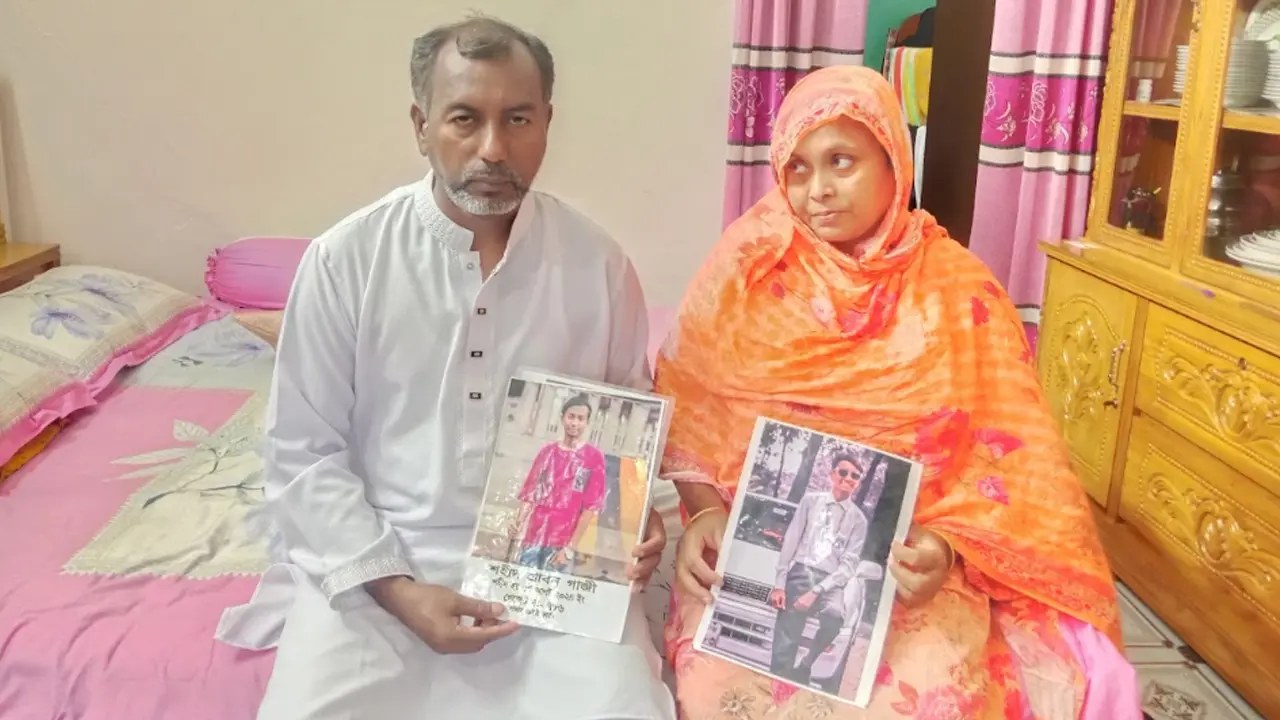 শহীদ শ্রাবণ গাজীর মায়ের সঙ্গে শেষ কথা: ‘ভাত বাড়ো, আমি আসতেছি’