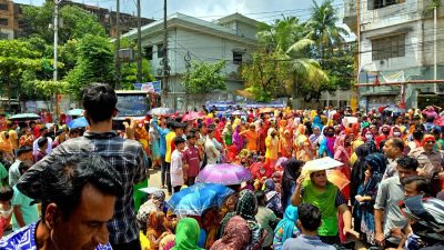 চট্টগ্রামে পোশাক শ্রমিকদের বকেয়া বেতনের দাবিতে সড়ক অবরোধ