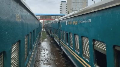 অতিবৃষ্টিতে চট্টগ্রাম বিশ্ববিদ্যালয়ের শাটল ট্রেন আটকে, শিক্ষার্থীদের ভোগান্তি