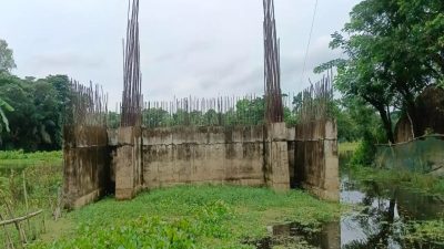 মনোহরগঞ্জে ৬ বছর ধরে ঝুলে আছে সেতুর নির্মাণকাজ