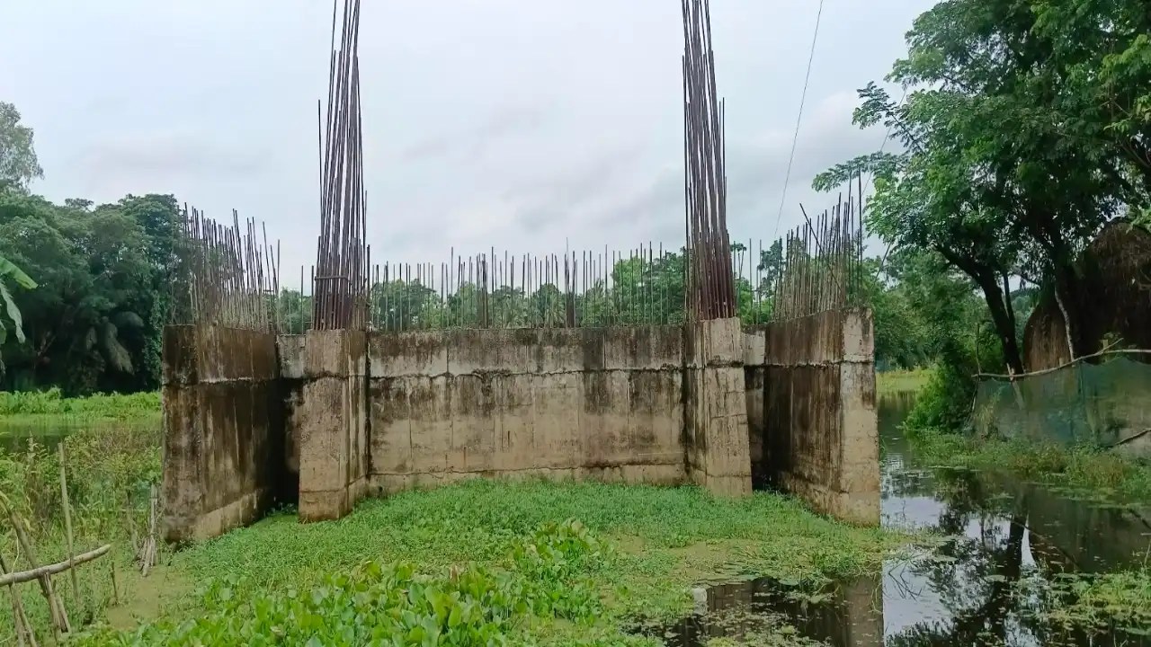 মনোহরগঞ্জে ৬ বছর ধরে ঝুলে আছে সেতুর নির্মাণকাজ