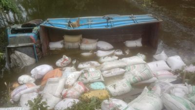 ফুলছড়িতে চালবোঝাই ট্রাক উল্টে হেলপারের মৃত্যু