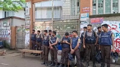 আলিয়া মাদ্রাসা এলাকায় সংঘর্ষের আশঙ্কায় পুলিশ মোতায়েন